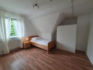 Un pat sau paturi într-o cameră la Helles, ruhiges Privatzimmer an der Uniklinik Mainz