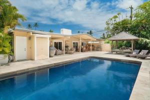 a swimming pool in front of a house at Kailua Beachside in Kailua