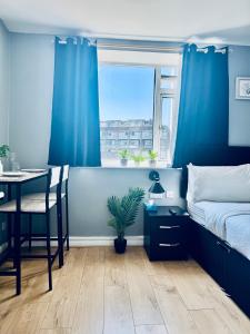 Кровать или кровати в номере Unique Studio Flat in City 1111