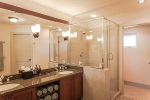 ein großes Badezimmer mit zwei Waschbecken und einer Dusche in der Unterkunft Halii Kai 9G in Waikoloa + 21 Fotos