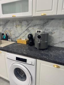 O bucătărie sau chicinetă la Dady's Apartament
