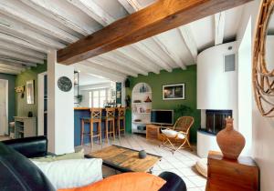 a living room with green walls and a table at La Nuit étoilée - Maison d 'artiste - Auvers-sur-Oise in Auvers-sur-Oise +35 photos
