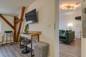 a living room with a table and a couch at Zuarin Seeblick - Ganzes Apartment direkt am Schlossgarten von Schwerin mit Dschungelfeeling in Schwerin