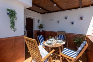a dining room with a table and chairs at Comeback UNFORGETTABLE in Salobreña