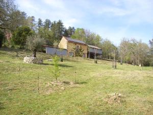 ein Haus auf einem Hügel auf einem Feld in der Unterkunft Studio aux Eyzies au coeur de la vallée de l'homme in Le Repaire