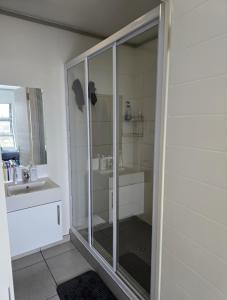 开普敦Sunset at Keys的一个带水槽的玻璃淋浴间