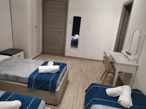 Postel nebo postele na pokoji v ubytování Nuova fiera camera