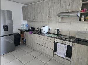 开普敦Sunset at Keys的配有炉灶和冰箱的厨房