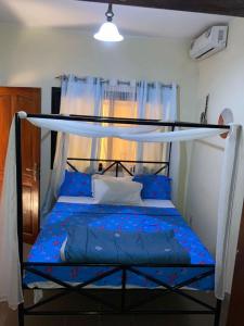 Una cama o camas en una habitación de Cosy home