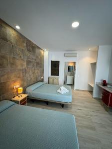 Postel nebo postele na pokoji v ubytování Hostal del Faro