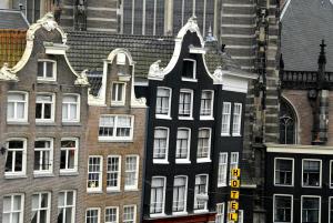 un groupe de grands bâtiments dans une ville dans l'établissement Hotel Tamara, à Amsterdam