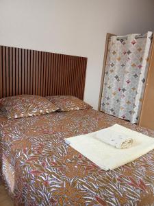 Ein Bett oder Betten in einem Zimmer der Unterkunft superbe appartement vue port