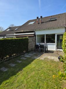 una casa con patio arredato con tavolo e sedie di De Mossel 147 a Bruinisse