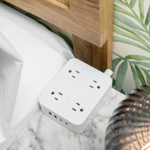 格伦代尔The LEEF Hotel的床上放着一对骰子