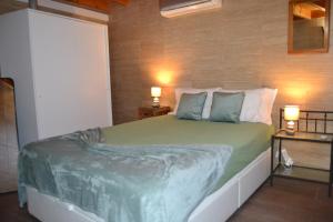 una camera da letto con un letto grande con due lampade di O Chalé Bela a Setúbal
