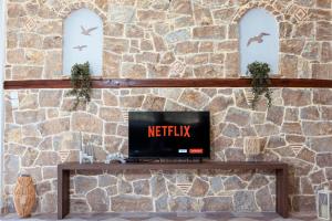 TV a/nebo společenská místnost v ubytování Mnēmes Residence