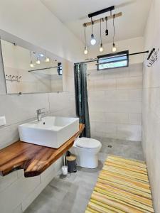 a bathroom with a sink and a toilet at Tahiti Iti - Fare Pihiti Spot in Paui
