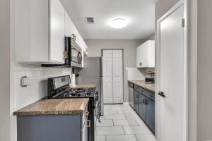 Una cocina o cocineta en Cowboy Oasis By Domain Wi-Fi King Bed
