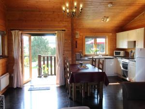 Η κουζίνα ή μικρή κουζίνα στο Cherry Lodge +9 φωτογραφίες