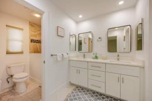 Koupelna v ubytování Waterfront Escape Luxurious Stay