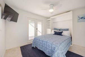 Postel nebo postele na pokoji v ubytování Waterfront Escape Luxurious Stay