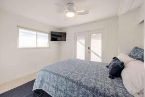 Postel nebo postele na pokoji v ubytování Waterfront Escape Luxurious Stay