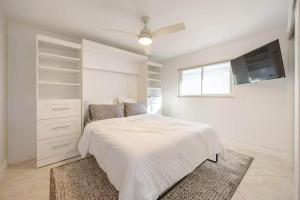 Postel nebo postele na pokoji v ubytování Waterfront Escape Luxurious Stay