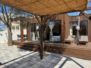 普利拉卡Prestige Beach & Wellness House的一座带木甲板的房屋
