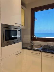 Kuchyň nebo kuchyňský kout v ubytování Sifahbeachfront Apartment