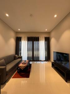 TV a/nebo společenská místnost v ubytování Sifahbeachfront Apartment