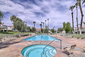 Bazén v ubytování Steps to Community Pool and Spa Palm Desert Condo! nebo v jeho okolí