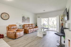 TV a/nebo společenská místnost v ubytování Steps to Community Pool and Spa Palm Desert Condo!