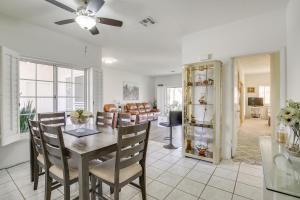 Fotografie z fotogalerie ubytování Steps to Community Pool and Spa Palm Desert Condo! v destinaci Palm Desert