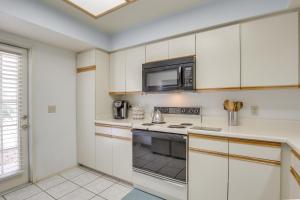 Kuchyň nebo kuchyňský kout v ubytování Steps to Community Pool and Spa Palm Desert Condo!