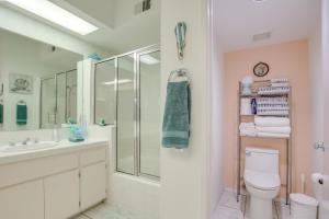 Koupelna v ubytování Steps to Community Pool and Spa Palm Desert Condo!