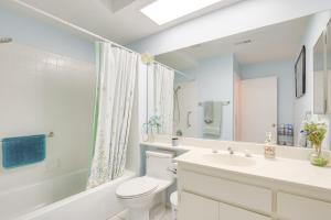 Koupelna v ubytování Steps to Community Pool and Spa Palm Desert Condo!