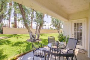 Zahrada ubytování Steps to Community Pool and Spa Palm Desert Condo!