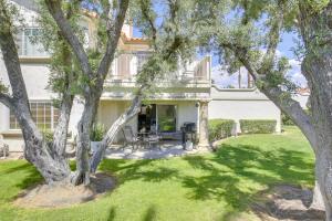 Zahrada ubytování Steps to Community Pool and Spa Palm Desert Condo!