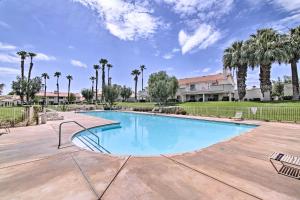 Bazén v ubytování Steps to Community Pool and Spa Palm Desert Condo! nebo v jeho okolí