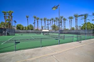 Tenis a/nebo squash v ubytování Steps to Community Pool and Spa Palm Desert Condo! nebo okolí