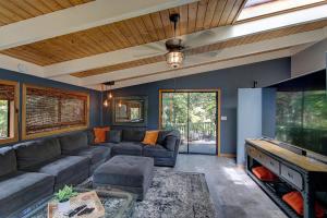 a living room with a couch and a large aquarium at Halehikiola in Volcano