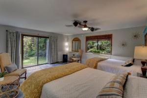 a bedroom with two beds and a window at Halehikiola in Volcano