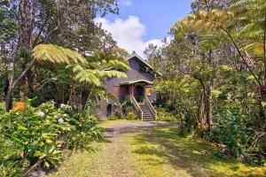 a house in the middle of a dirt road at Halehikiola in Volcano