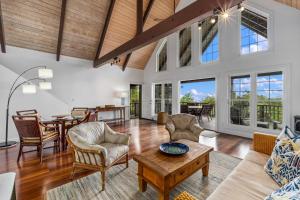 een open woonkamer met een tafel en stoelen bij Hualalai in Kailua-Kona