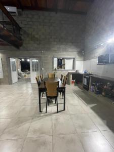 Η κουζίνα ή μικρή κουζίνα στο Casa hospedaje temporal con juegos Tío Nico 2
