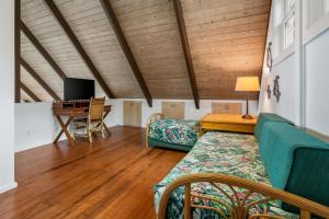 een woonkamer met een bank en een tafel bij Hualalai in Kailua-Kona