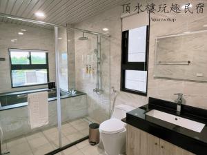Koupelna v ubytování Aqua rooftop 頂水樓玩趣民宿
