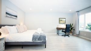 Ένα ή περισσότερα κρεβάτια σε δωμάτιο στο Modern Spacious 5BR Retreat -Games & Large Yard