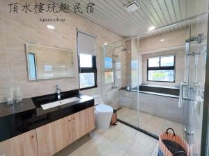 Koupelna v ubytování Aqua rooftop 頂水樓玩趣民宿