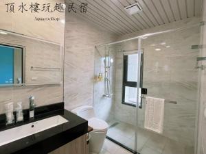 Koupelna v ubytování Aqua rooftop 頂水樓玩趣民宿
